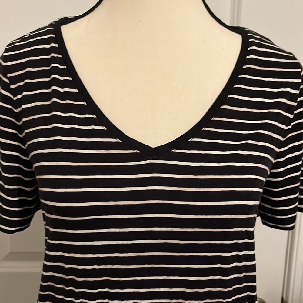 A New Day Striped V-Neck Tee 💙 - Picture 3 of 6